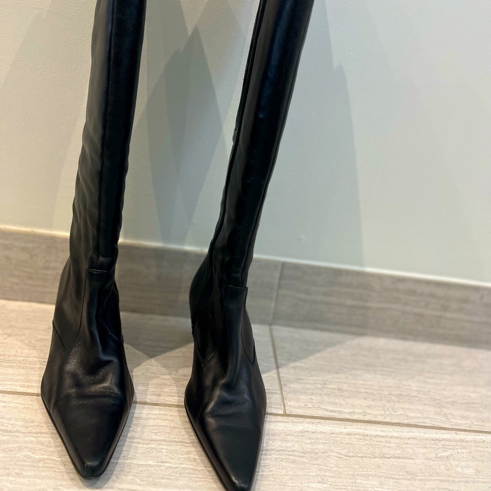 Leather knee high boots. Kitten heel.